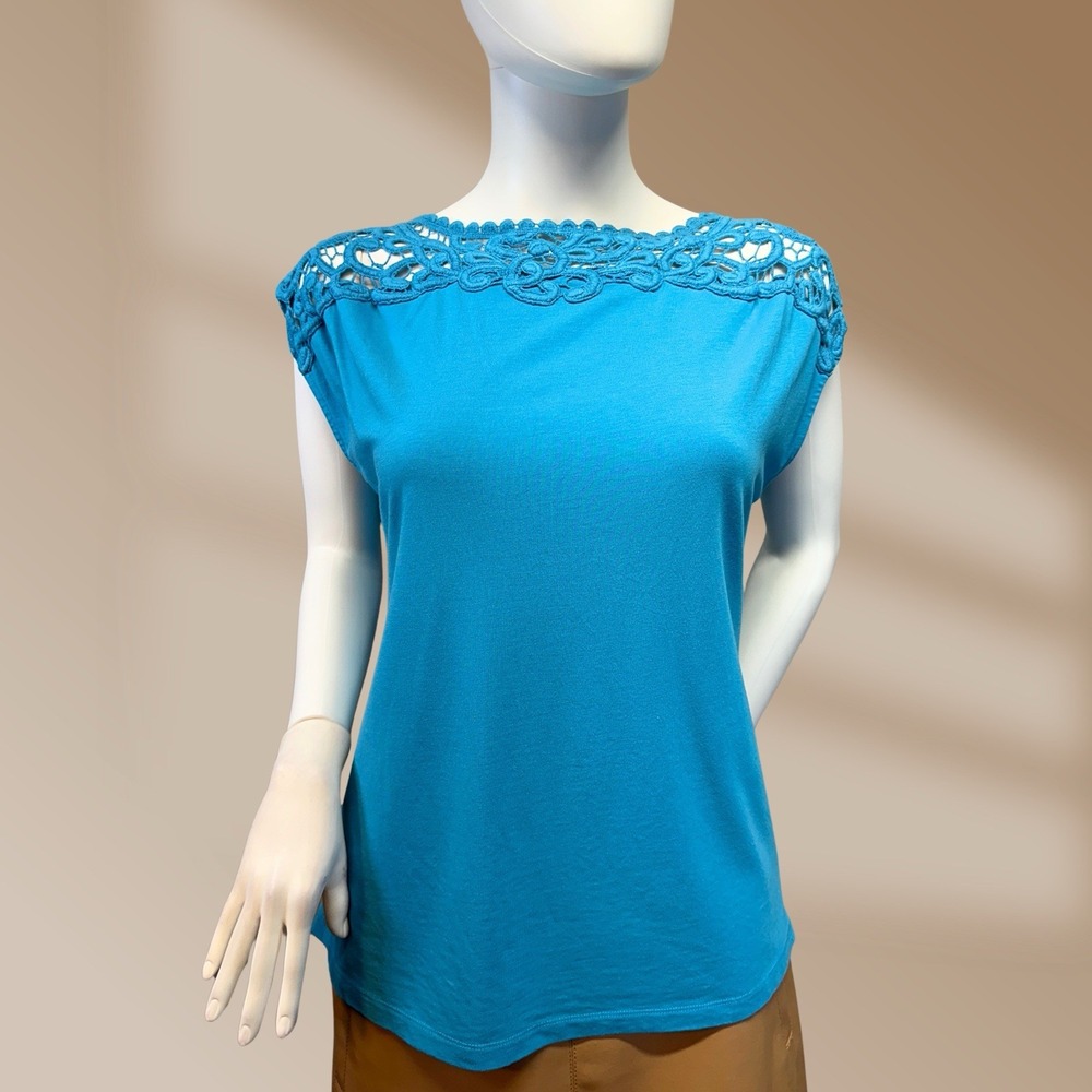 Jones Wear Ladies Beautiful Blue Top with Crochet Details Sz Large
